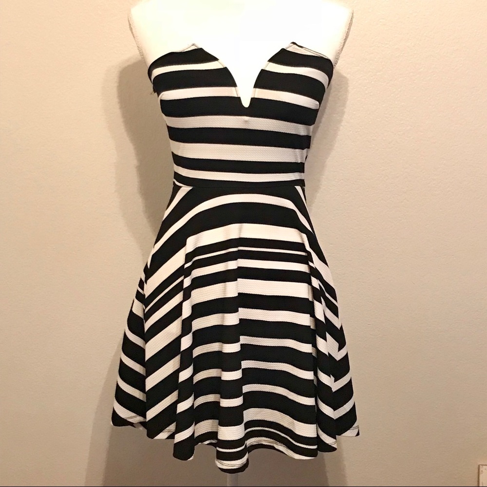 ‼️2/$12‼️ Wet seal Strapless v neck dress